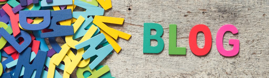 Aus einem Haufen bunter Buchstaben ist das Wort BLOG gelegt.